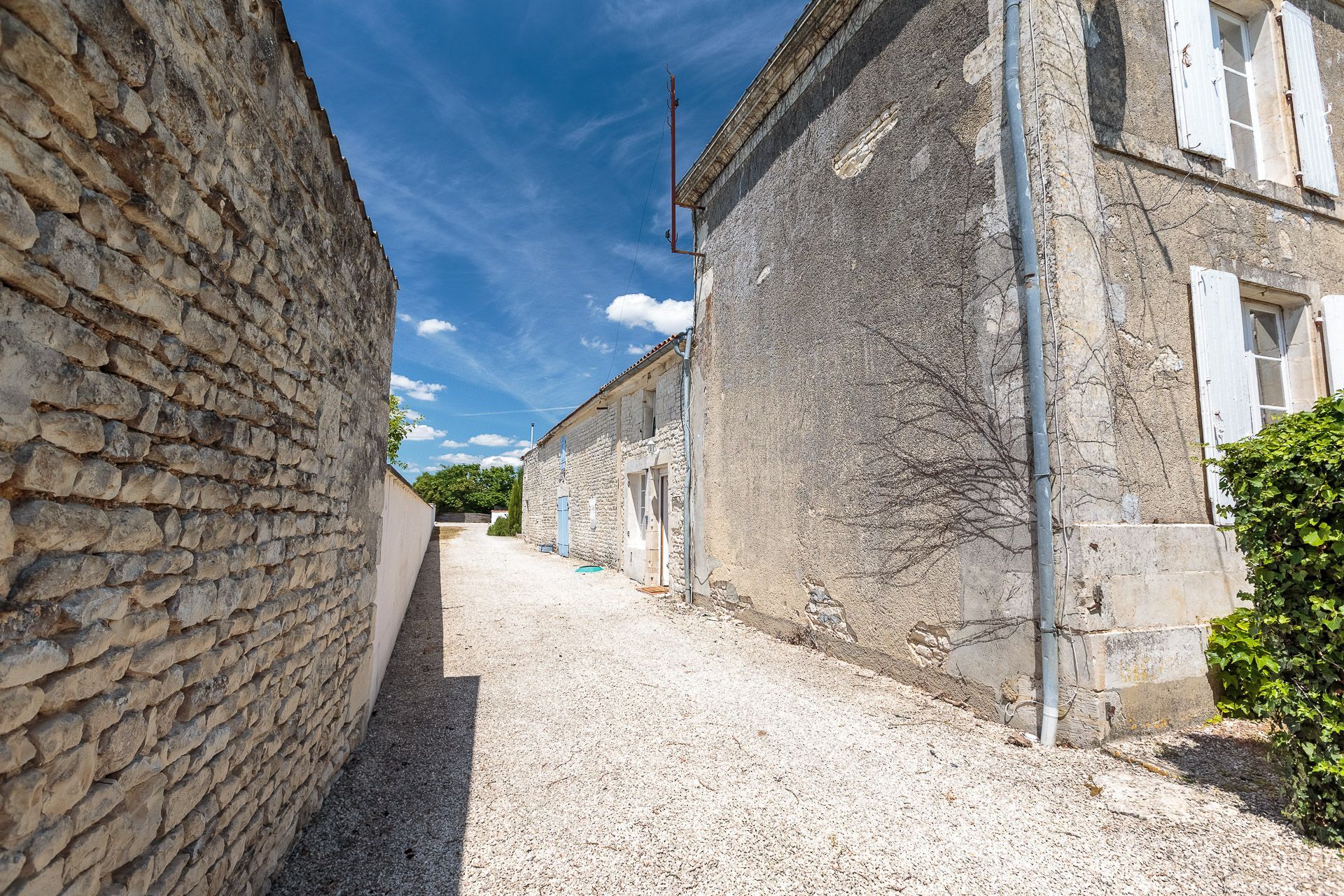 Allée d'accès et parking